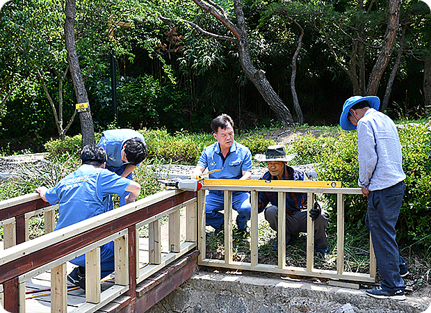 체인지 마이 타운 큰 이미지 2 : 임직원이 지역사회 개선을 위한 아이디어를 제안하고 개선활동까지 실행하는 참여형 나눔 사업