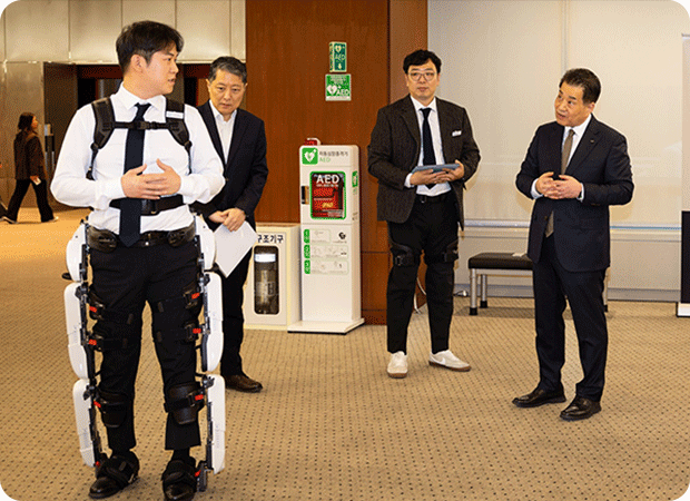 희망날개 큰 이미지 2 : 첨단보조기구 체험