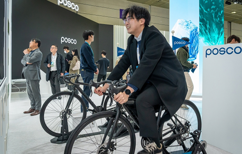 (사진설명) 포스코퓨처엠은 지난 5일부터 7일까지 인터배터리2025에서 자전거 발전기 페달을 설치하고, 관람객이 자전거를 운행한 누적거리 1km당 1만원의 기부금을 적립했다. 관람객이 포스코퓨처엠 전시부스에서 자전거를 타며 기부금 적립에 동참하고 있다.